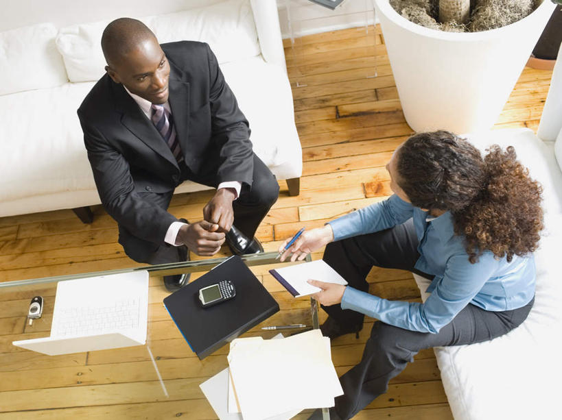 西方人,两个人,同事,商务人士,商务男性,商务女性,坐,笑,说,打电话,微笑,露齿笑,横图,俯视,室内,白天,衬衫,讨论,成功,合作,团队,集体,信心,电脑,笔记本电脑,地板,沙发,桌子,电话,手机,玻璃,欧洲,非洲,黑人,欧洲人,握,阴影,套装,反射,网络,材料,档案,文件,影子,地面,茶几,通讯设备,队伍,木地板,相视,玻璃制品,资料,面对面,握着,对视,一台,一份,无线,领导,互视,成就,文档,通信设备,相对,商务装,无线网络,合伙,领袖,布艺沙发,无线上网,便携式电脑,工薪阶层,相看,一部,交流,手提电脑,男人,男性,年轻女性,女人,女性,中年男性,白种人,非洲人,白领,上班族,沟通,讲话,交谈,商讨,说话,谈话,通话,坐着,彩图,高角度拍摄,全身,衬衣