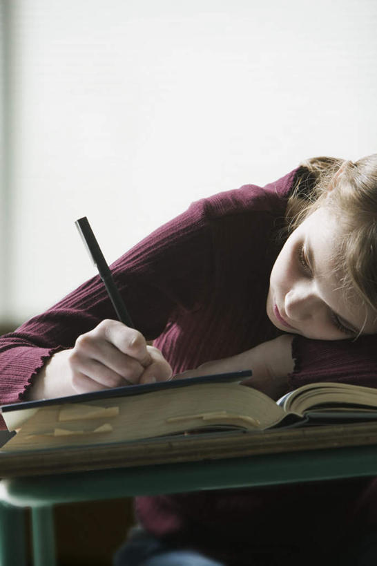 西方人,儿童,一个人,学校,竖图,室内,白天,正面,纯洁,桌子,书籍,欧洲,欧洲人,仅一个女性,仅一个人,握,阴影,服装,反射,笔,影子,办公用品,注视,休闲装,书桌,校园,文具,小孩,衣服,课桌,铅笔,学习用品,观察,看,趴着,仅一个小孩,休闲,教室,休闲服,可爱,童年,童趣,握着,服饰,观看,文具用品,一支,察看,书写,关注,童真,烂漫,无邪,誊写,天真,女孩,女人,女性,白种人,孩子,书,图书,趴,半身,彩图,女生