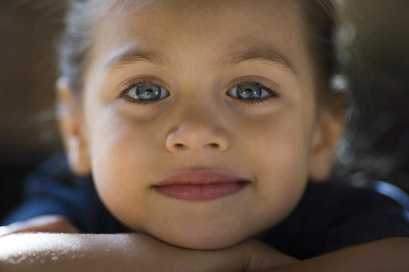 西方人,儿童,脸,头,脸颊,一个人,笑,微笑,横图,室内,特写,白天,正面,纯洁,欧洲,欧洲人,仅一个女性,仅一个人,阴影,服装,朦胧,模糊,反射,影子,注视,休闲装,肩膀,小孩,衣服,观察,看,趴着,仅一个小孩,休闲,休闲服,可爱,童年,童趣,服饰,观看,察看,关注,童真,烂漫,无邪,天真,女孩,女人,女性,白种人,孩子,头部,脸部,脸蛋,面部,趴,半身,彩图,女生