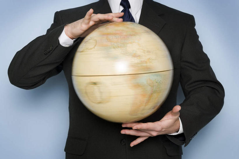 西方人,手,一个人,商务人士,商务男性,横图,室内,特写,白天,正面,衬衫,仪器,海洋,地图,欧洲,欧洲人,双手,仅一个男性,仅一个人,仅一个中年男性,握,阴影,蓝色背景,套装,反射,网格,地球仪,线条,影子,世界地图,地球,陆地,领带,全球,旋转,球,一个,经纬线,模型,球体,手部,握着,摄影,地理,国家,影棚,单个,大陆,世界,商务装,纬线,版图,经线,工薪阶层,经纬仪,地理学,男人,男性,中年男性,白种人,白领,上班族,半身,彩图,影棚拍摄,衬衣,拍摄,大洋,大洲