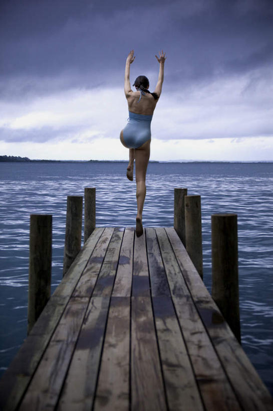 西方人,一个人,栏杆,跳,举,竖图,室外,白天,泳装,锻炼,旅游,度假,运动,海浪,海洋,欧洲,欧洲人,仅一个年轻女性,仅一个女性,仅一个人,木板,浪花,乌云,云,阴天,云朵,围栏,桥,木桥,云彩,注视,娱乐,护栏,栈桥,背面,天空,海水,天,观察,看,托,享受,休闲,放松,观看,人行桥,木板桥,察看,昏暗,阴沉,关注,室外运动,户外运动,海景,连体泳衣,年轻女性,女人,女性,白种人,大海,风浪,海,海水的波动,近岸浪,涌浪,举起,举手,举着,跳跃,向上举,向上伸,向上托,彩图,全身,泳衣,健身