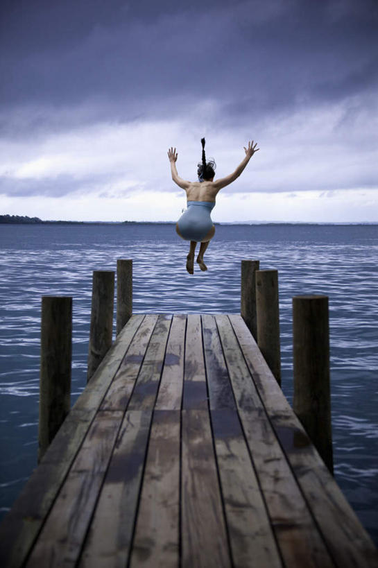 西方人,一个人,栏杆,跳,举,竖图,室外,白天,泳装,锻炼,旅游,度假,运动,海浪,海洋,欧洲,欧洲人,仅一个年轻女性,仅一个女性,仅一个人,木板,浪花,乌云,云,阴天,云朵,围栏,桥,木桥,云彩,注视,娱乐,护栏,栈桥,背面,天空,海水,天,观察,看,托,享受,休闲,放松,观看,人行桥,木板桥,察看,昏暗,阴沉,关注,室外运动,户外运动,海景,连体泳衣,年轻女性,女人,女性,白种人,大海,风浪,海,海水的波动,近岸浪,涌浪,举起,举手,举着,跳跃,向上举,向上伸,向上托,彩图,全身,泳衣,健身