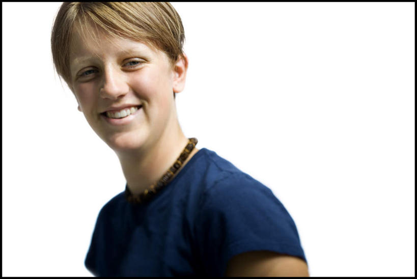 西方人,脸,头,脸颊,头发,一个人,站,笑,微笑,露齿笑,横图,室内,特写,白天,白色背景,正面,项链,欧洲,欧洲人,仅一个年轻女性,仅一个女性,仅一个人,一条,服装,注视,休闲装,肩膀,装饰品,衣服,饰品,首饰,观察,看,站着,休闲,休闲服,金色,摄影,服饰,影棚,观看,察看,关注,年轻女性,女人,女性,白种人,头部,直发,脸部,脸蛋,面部,站立,半身,彩图,影棚拍摄,拍摄,短发