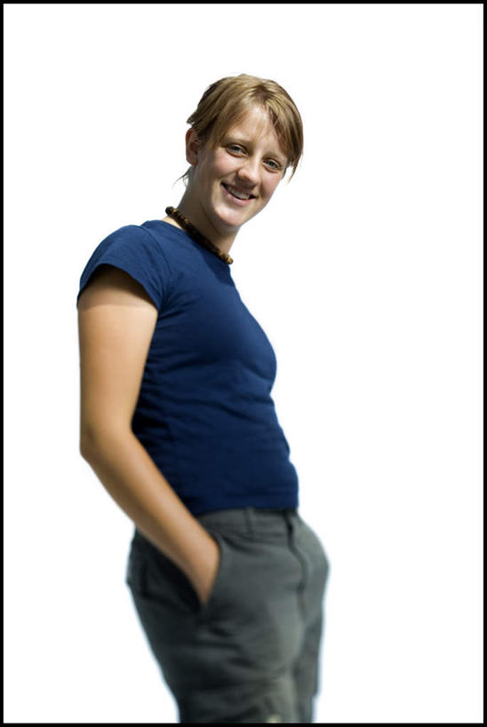 西方人,一个人,站,笑,微笑,露齿笑,竖图,室内,白天,白色背景,侧面,项链,欧洲,欧洲人,仅一个年轻女性,仅一个女性,仅一个人,一条,服装,注视,休闲装,装饰品,衣服,饰品,首饰,观察,看,站着,休闲,休闲服,摄影,服饰,影棚,观看,察看,双手插袋,关注,手插袋,双手抄兜,双手放兜,年轻女性,女人,女性,白种人,插兜,两手抄兜,两手放兜,手插兜,手放口袋,站立,半身,彩图,影棚拍摄,拍摄,手抄兜