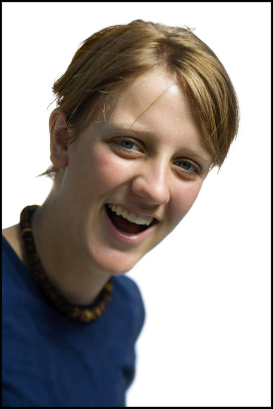 西方人,脸,头,脸颊,头发,一个人,站,笑,微笑,露齿笑,竖图,室内,特写,白天,白色背景,侧面,项链,欧洲,欧洲人,仅一个年轻女性,仅一个女性,仅一个人,一条,服装,注视,休闲装,肩膀,装饰品,衣服,饰品,首饰,观察,看,站着,张嘴,休闲,休闲服,金色,摄影,服饰,影棚,观看,察看,关注,张大嘴巴,年轻女性,女人,女性,白种人,头部,直发,脸部,脸蛋,面部,张开嘴,站立,半身,彩图,影棚拍摄,拍摄,短发