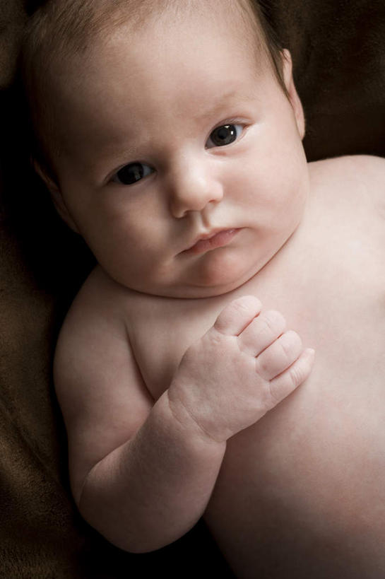 西方人,婴儿,儿童,一个人,竖图,俯视,室内,白天,纯洁,欧洲,欧洲人,仅一个人,注视,裸露,小孩,观察,看,可爱,活泼,观看,察看,关注,宝宝,裸,纯真,烂漫,无邪,伶俐,天真,白种人,孩子,半身,彩图,高角度拍摄