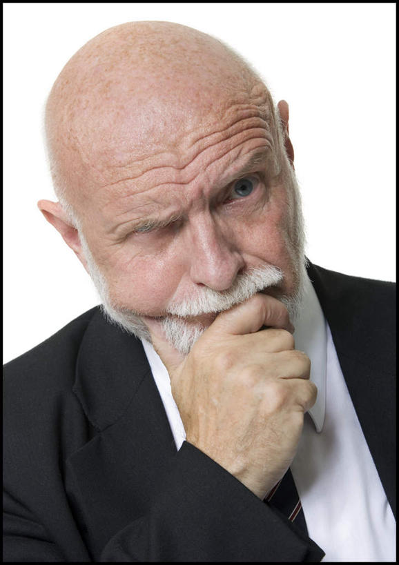 西方人,脸,头,脸颊,手,胡须,秃头,一个人,商务人士,商务男性,站,竖图,室内,特写,白天,白色背景,正面,衬衫,欧洲,欧洲人,仅一个男性,仅一个人,撑,套装,领带,托腮,注视,肩膀,观察,看,托,站着,仅一个老年男性,思考,手部,摄影,影棚,观看,单手,察看,象征,庄重,关注,托下巴,商务装,身份,工薪阶层,正式,地位,思虑,老年男性,男人,男性,白种人,头部,光头,胡子,络腮胡,无发,脸部,脸蛋,面部,白领,上班族,站立,半身,彩图,影棚拍摄,衬衣,拍摄