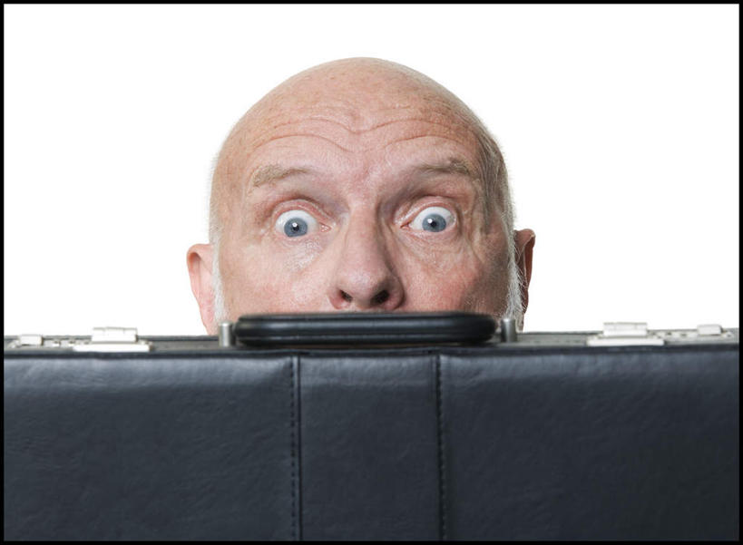 西方人,脸,头,脸颊,一个人,商务人士,商务男性,横图,室内,特写,白天,白色背景,正面,衬衫,欧洲,欧洲人,仅一个男性,仅一个人,套装,包,公文包,注视,一个,观察,看,仅一个老年男性,摄影,影棚,单个,公事包,观看,察看,恐怖,关注,商务装,工薪阶层,可怕,可骇,恐惧,老年男性,男人,男性,白种人,头部,脸部,脸蛋,面部,白领,上班族,半身,彩图,影棚拍摄,衬衣,拍摄