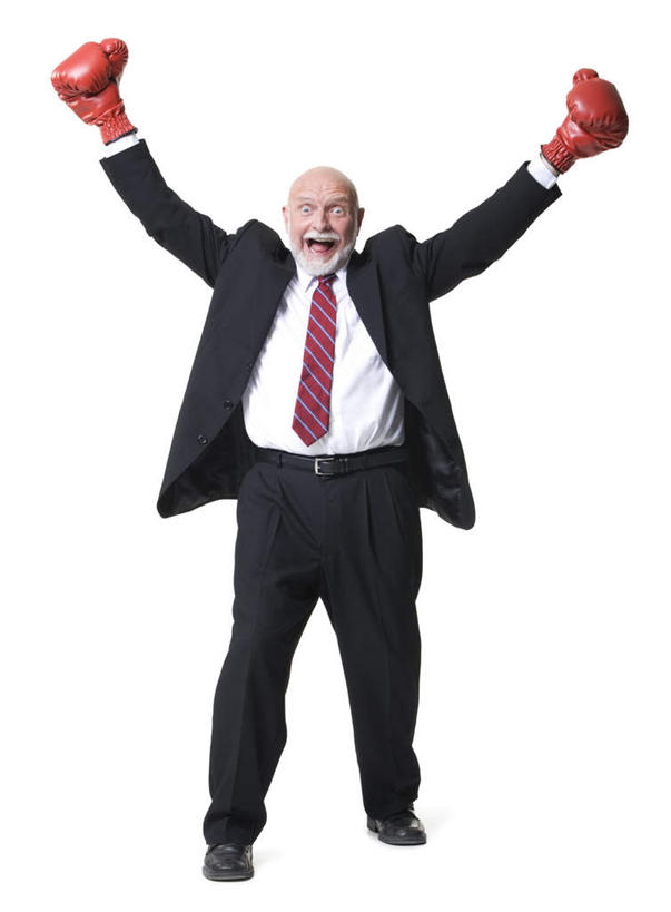 西方人,一个人,商务人士,商务男性,站,举,笑,微笑,露齿笑,竖图,室内,白天,白色背景,正面,衬衫,安全,欧洲,欧洲人,仅一个男性,仅一个人,套装,防护,领带,拳击手套,注视,运动器械,两个,红色,手套,观察,看,托,站着,仅一个老年男性,健身器械,摄影,影棚,观看,保护,察看,象征,庄重,关注,保险,商务装,身份,健身器材,工薪阶层,保全,周全,安稳,安定,正式,地位,防护手套,平安,老年男性,男人,男性,白种人,白领,上班族,举起,举手,举着,向上举,向上伸,向上托,站立,彩图,全身,影棚拍摄,衬衣,拍摄,运动器材