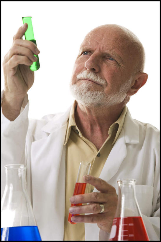 西方人,一个人,科学家,坐,举,竖图,室内,白天,白色背景,正面,工作服,制服,实验,仪器,桌子,杯子,欧洲,欧洲人,仅一个男性,仅一个人,握,研究,透明,分析,化学,测试,烧瓶,试管,液体,注视,玻璃制品,红色,蓝色,绿色,玻璃瓶,瓶子,观察,看,托,仅一个老年男性,器皿,握着,摄影,影棚,观看,察看,科研人员,关注,研究者,科学研究者,玻璃仪器,试验耗材,实验用品,平底烧瓶,工作制服,老年男性,男人,男性,白种人,科学工作者,玻璃杯,举起,举手,举着,抬头,向上举,向上伸,向上托,仰头,坐着,半身,彩图,影棚拍摄,工作套服,拍摄