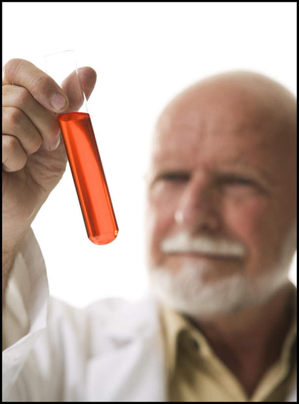 西方人,脸,头,脸颊,手,一个人,科学家,举,竖图,室内,特写,白天,白色背景,正面,工作服,制服,实验,仪器,杯子,欧洲,欧洲人,仅一个男性,仅一个人,摇摆,阴影,朦胧,模糊,研究,透明,反射,分析,化学,测试,试管,液体,影子,注视,肩膀,玻璃制品,一个,玻璃瓶,瓶子,观察,看,托,仅一个老年男性,手部,橙色,器皿,摄影,影棚,单个,观看,单手,察看,科研人员,关注,研究者,摇晃,计量,科学研究者,玻璃仪器,试验耗材,实验用品,工作制服,老年男性,男人,男性,白种人,头部,脸部,脸蛋,面部,科学工作者,玻璃杯,举起,举手,举着,向上举,向上伸,向上托,半身,彩图,影棚拍摄,工作套服,拍摄