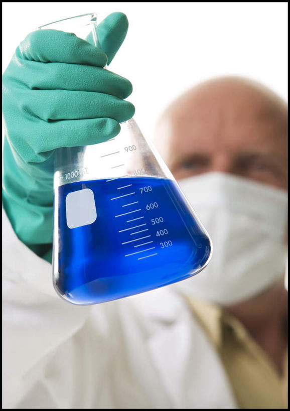 西方人,手,一个人,科学家,竖图,室内,特写,白天,白色背景,正面,工作服,制服,实验,仪器,欧洲,欧洲人,仅一个男性,仅一个人,摇摆,阴影,朦胧,模糊,研究,透明,反射,分析,化学,测试,烧瓶,液体,影子,注视,玻璃制品,一个,蓝色,玻璃瓶,瓶子,手套,观察,看,仅一个老年男性,手部,橡胶,器皿,摄影,影棚,单个,观看,单手,察看,科研人员,关注,研究者,橡胶手套,摇晃,橡胶制品,科学研究者,玻璃仪器,试验耗材,实验用品,平底烧瓶,医用手套,工作制服,老年男性,男人,男性,白种人,科学工作者,半身,彩图,影棚拍摄,工作套服,拍摄