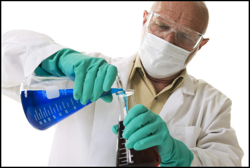 西方人,一个人,科学家,横图,室内,白天,白色背景,正面,工作服,制服,安全,实验,仪器,欧洲,欧洲人,仅一个男性,仅一个人,倒,握,阴影,研究,透明,反射,分析,化学,测试,烧瓶,眼镜,液体,影子,防护,注视,玻璃制品,一个,蓝色,玻璃瓶,瓶子,手套,低头,观察,看,仅一个老年男性,橡胶,器皿,握着,摄影,影棚,单个,观看,护目镜,保护,察看,科研人员,关注,保险,研究者,橡胶手套,橡胶制品,科学研究者,玻璃仪器,试验耗材,实验用品,平底烧瓶,医用手套,保全,周全,安稳,安定,安全防护眼镜,垂头,工作制服,平安,老年男性,男人,男性,白种人,科学工作者,半身,彩图,影棚拍摄,工作套服,拍摄,防护眼镜