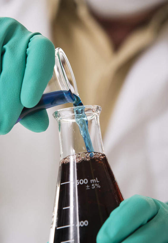 西方人,手,一个人,科学家,竖图,室内,特写,白天,正面,工作服,制服,实验,仪器,欧洲,欧洲人,双手,仅一个男性,仅一个人,倒,朦胧,模糊,研究,透明,分析,化学,测试,烧瓶,液体,玻璃制品,两个,绿色,黑色,玻璃瓶,瓶子,手套,仅一个老年男性,手部,橡胶,器皿,摄影,影棚,科研人员,研究者,橡胶手套,橡胶制品,科学研究者,玻璃仪器,试验耗材,实验用品,平底烧瓶,医用手套,工作制服,老年男性,男人,男性,白种人,科学工作者,半身,彩图,影棚拍摄,工作套服,拍摄