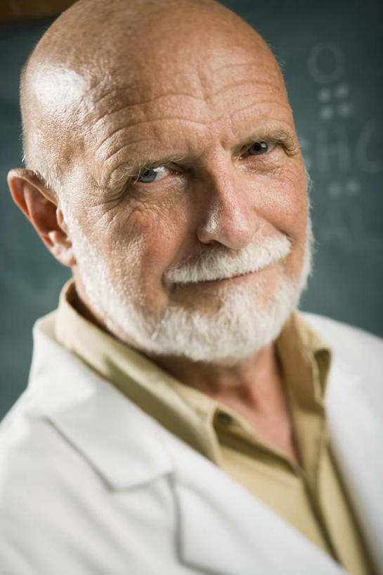 西方人,脸,头,脸颊,胡须,一个人,科学家,站,笑,微笑,竖图,室内,特写,白天,正面,工作服,制服,欧洲,欧洲人,仅一个男性,仅一个人,朦胧,模糊,墙,实验室,研究室,注视,肩膀,墙壁,墙面,黑板,观察,看,站着,仅一个老年男性,教学,观看,察看,科研人员,关注,研究者,试验室,科学研究者,工作制服,耐磨,教学黑板,老年男性,男人,男性,白种人,头部,胡子,络腮胡,脸部,脸蛋,面部,科学工作者,站立,半身,彩图,工作套服