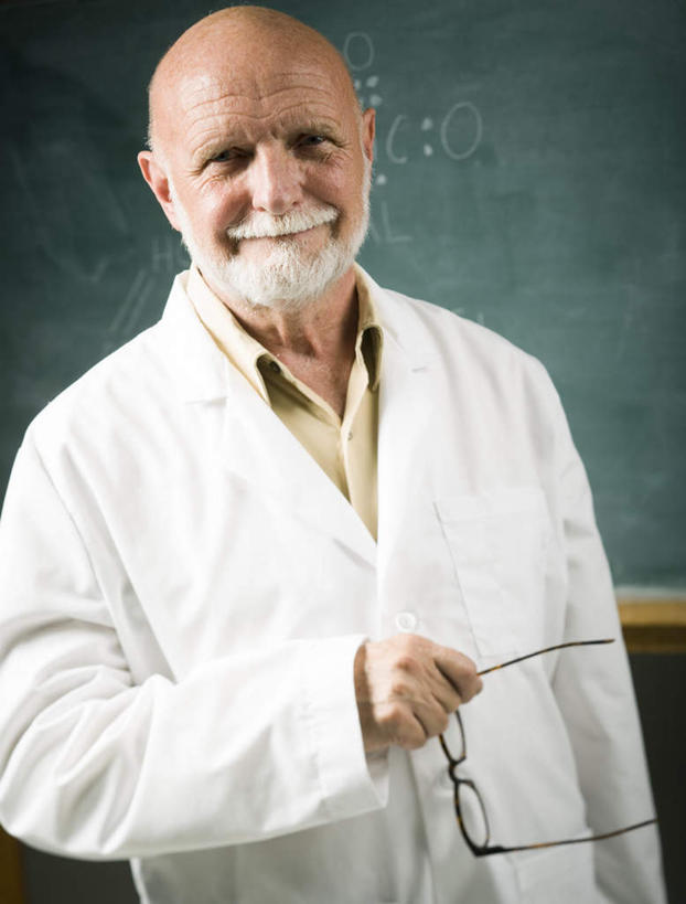 西方人,胡须,一个人,科学家,站,竖图,室内,白天,正面,工作服,制服,欧洲,欧洲人,仅一个男性,仅一个人,一副,握,眼镜,墙,实验室,研究室,注视,墙壁,墙面,黑板,观察,看,站着,仅一个老年男性,教学,握着,观看,老花镜,察看,科研人员,关注,研究者,试验室,科学研究者,工作制服,耐磨,远视眼镜,教学黑板,老年男性,男人,男性,白种人,胡子,络腮胡,科学工作者,站立,半身,彩图,工作套服