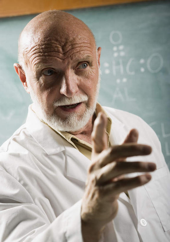 西方人,胡须,一个人,科学家,站,说,竖图,室内,白天,正面,工作服,制服,讨论,欧洲,欧洲人,仅一个男性,仅一个人,墙,实验室,研究室,注视,墙壁,墙面,黑板,观察,看,站着,仅一个老年男性,教学,观看,察看,科研人员,关注,研究者,试验室,科学研究者,工作制服,耐磨,教学黑板,交流,老年男性,男人,男性,白种人,胡子,络腮胡,科学工作者,沟通,讲话,交谈,商讨,说话,谈话,站立,半身,彩图,工作套服