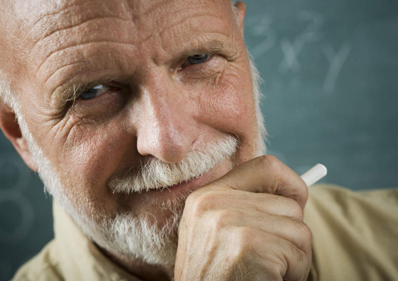 西方人,脸,头,脸颊,手,胡须,秃头,一个人,教师,学校,站,笑,微笑,横图,室内,特写,白天,正面,衬衫,欧洲,欧洲人,仅一个男性,仅一个人,撑,握,服装,笔,工具,托腮,注视,休闲装,校园,肩膀,衣服,粉笔,学习用品,黑板,观察,看,托,站着,仅一个老年男性,休闲,教室,思考,手部,休闲服,教学,握着,服饰,观看,单手,文具用品,一支,察看,关注,托下巴,思虑,耐磨,白垩,教学黑板,老年男性,男人,男性,白种人,头部,光头,胡子,络腮胡,无发,脸部,脸蛋,面部,讲师,教授,老师,站立,半身,彩图,衬衣