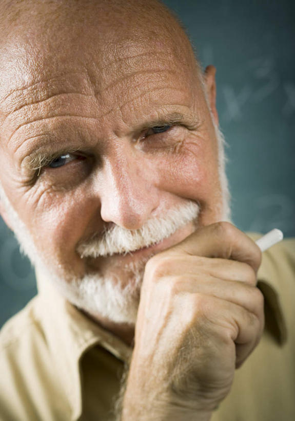 西方人,脸,头,脸颊,手,胡须,秃头,一个人,教师,学校,站,笑,微笑,竖图,室内,特写,白天,正面,衬衫,欧洲,欧洲人,仅一个男性,仅一个人,撑,握,服装,笔,工具,托腮,注视,休闲装,校园,肩膀,衣服,粉笔,学习用品,黑板,观察,看,托,站着,仅一个老年男性,休闲,教室,思考,手部,休闲服,教学,握着,服饰,观看,单手,文具用品,一支,察看,关注,托下巴,思虑,耐磨,白垩,教学黑板,老年男性,男人,男性,白种人,头部,光头,胡子,络腮胡,无发,脸部,脸蛋,面部,讲师,教授,老师,站立,半身,彩图,衬衣