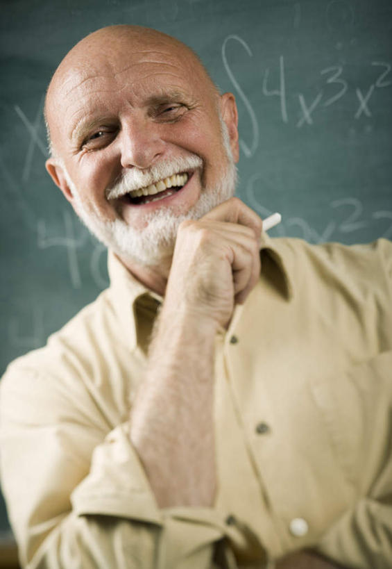 西方人,脸,头,脸颊,手,胡须,秃头,一个人,教师,学校,站,笑,微笑,露齿笑,竖图,室内,特写,白天,正面,衬衫,欧洲,欧洲人,仅一个男性,仅一个人,撑,服装,笔,工具,托腮,注视,休闲装,校园,肩膀,衣服,粉笔,学习用品,黑板,观察,看,托,站着,仅一个老年男性,休闲,教室,思考,手部,休闲服,教学,服饰,观看,单手,文具用品,一支,察看,关注,托下巴,思虑,耐磨,白垩,教学黑板,老年男性,男人,男性,白种人,头部,光头,胡子,络腮胡,无发,脸部,脸蛋,面部,讲师,教授,老师,站立,半身,彩图,衬衣