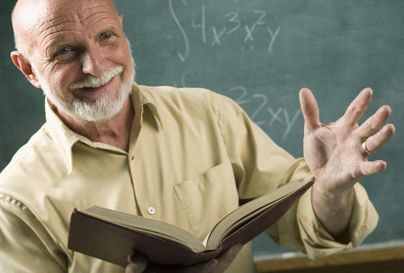 西方人,胡须,秃头,一个人,教师,学校,站,笑,说,微笑,露齿笑,横图,室内,白天,正面,衬衫,讨论,书籍,欧洲,欧洲人,仅一个男性,仅一个人,一本,握,服装,注视,休闲装,校园,衣服,黑板,观察,看,站着,仅一个老年男性,休闲,教室,休闲服,教学,握着,服饰,观看,察看,关注,耐磨,教学黑板,交流,老年男性,男人,男性,白种人,光头,胡子,络腮胡,无发,讲师,教授,老师,书,图书,沟通,讲话,交谈,商讨,说话,谈话,站立,半身,彩图,衬衣