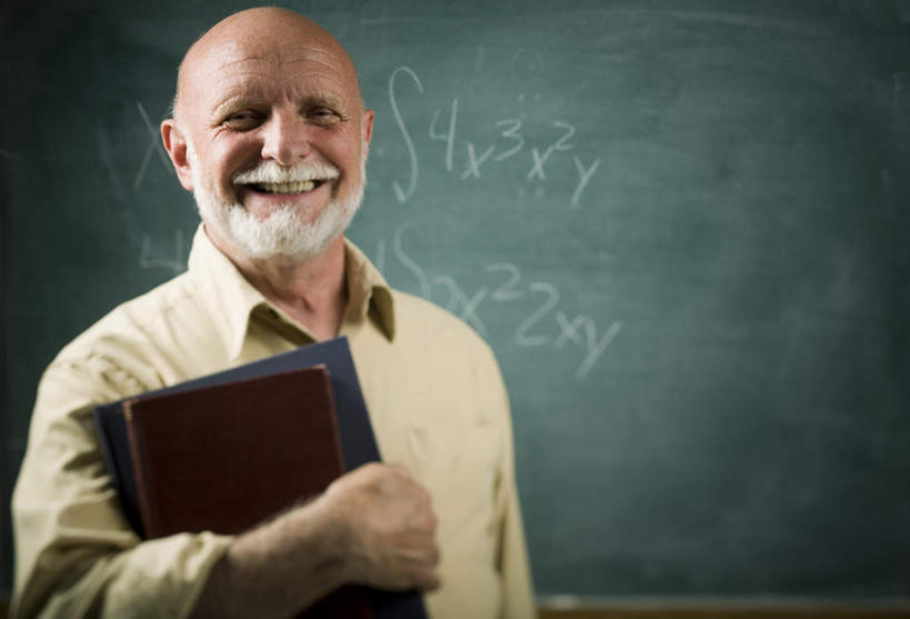 西方人,胡须,秃头,一个人,教师,学校,站,笑,微笑,露齿笑,横图,室内,白天,正面,衬衫,书籍,欧洲,欧洲人,仅一个男性,仅一个人,一本,握,服装,注视,休闲装,校园,衣服,黑板,观察,看,站着,仅一个老年男性,休闲,教室,休闲服,教学,握着,服饰,观看,察看,关注,耐磨,教学黑板,老年男性,男人,男性,白种人,光头,胡子,络腮胡,无发,讲师,教授,老师,书,图书,站立,半身,彩图,衬衣