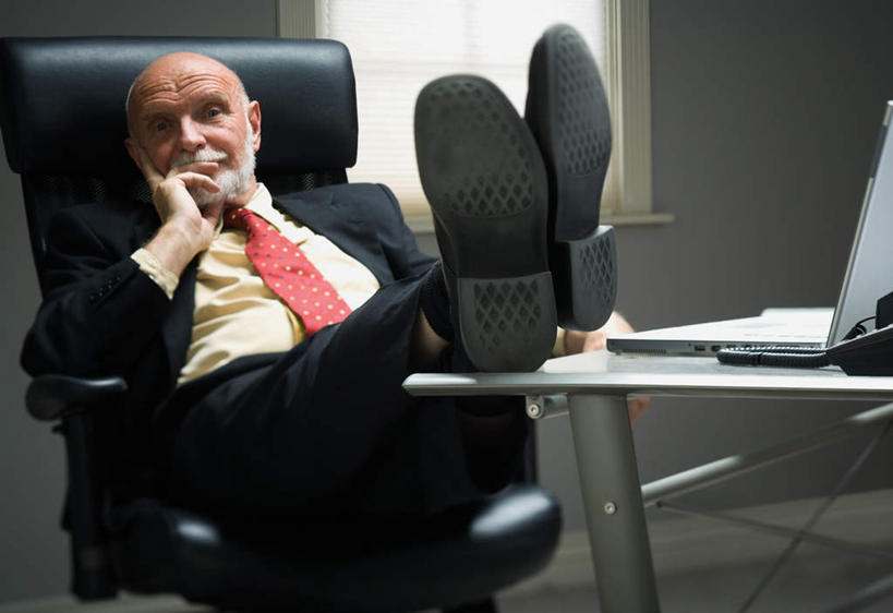 西方人,胡须,一个人,商务人士,商务男性,办公室,坐,横图,室内,白天,正面,衬衫,窗户,家具,桌子,椅子,欧洲,欧洲人,仅一个男性,仅一个人,撑,套装,办公桌,墙,领带,托腮,注视,玻璃窗,墙壁,墙面,白色,黑色,会议椅,观察,看,托,仅一个老年男性,观看,翘,办公椅,察看,象征,庄重,关注,托下巴,商务装,身份,工薪阶层,办公家具,正式,地位,商务椅,培训椅,老年男性,男人,男性,白种人,胡子,络腮胡,白领,上班族,坐着,彩图,全身,衬衣