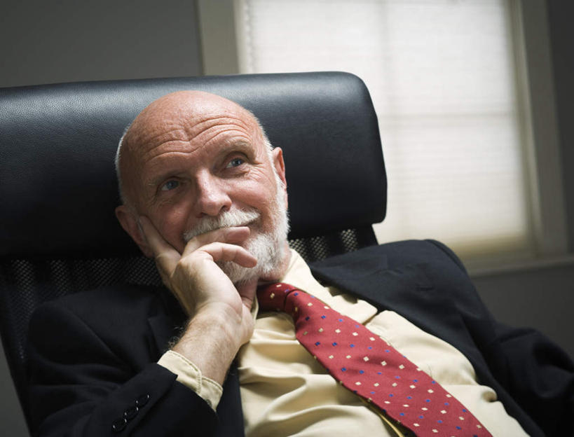 西方人,手,一个人,商务人士,商务男性,办公室,坐,横图,室内,白天,正面,衬衫,窗户,家具,桌子,椅子,欧洲,欧洲人,仅一个男性,仅一个人,撑,套装,办公桌,墙,领带,托腮,注视,玻璃窗,墙壁,墙面,白色,黑色,会议椅,观察,看,托,仅一个老年男性,思考,手部,观看,单手,办公椅,察看,象征,庄重,关注,托下巴,商务装,身份,工薪阶层,办公家具,正式,地位,商务椅,培训椅,思虑,老年男性,男人,男性,白种人,白领,上班族,坐着,半身,彩图,衬衣