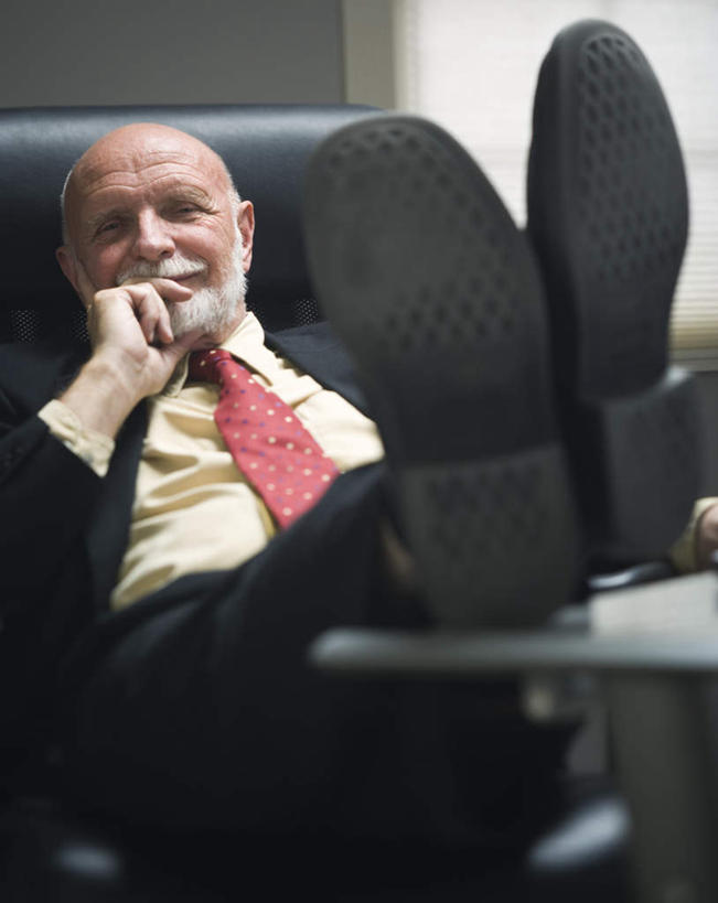 西方人,胡须,一个人,商务人士,商务男性,办公室,坐,竖图,室内,白天,正面,鞋,衬衫,窗户,家具,桌子,鞋子,椅子,欧洲,欧洲人,仅一个男性,仅一个人,撑,套装,办公桌,墙,领带,皮革,托腮,注视,玻璃窗,墙壁,墙面,白色,黑色,会议椅,观察,看,托,仅一个老年男性,观看,翘,办公椅,察看,象征,庄重,关注,托下巴,商务装,身份,工薪阶层,办公家具,正式,地位,商务椅,培训椅,老年男性,男人,男性,白种人,胡子,络腮胡,白领,上班族,坐着,半身,彩图,衬衣,皮鞋