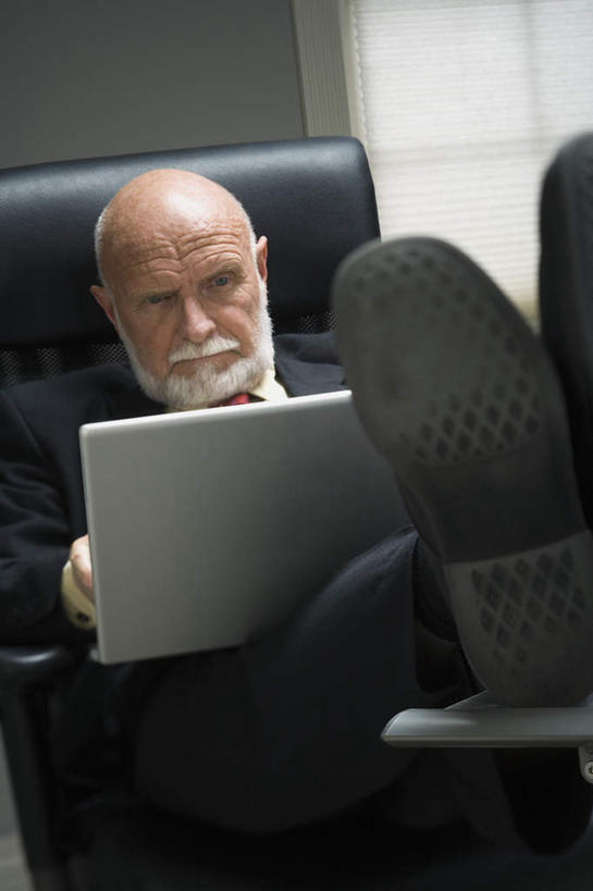 西方人,一个人,商务人士,商务男性,办公室,坐,竖图,室内,白天,正面,衬衫,窗户,家具,桌子,椅子,欧洲,欧洲人,仅一个男性,仅一个人,套装,办公桌,墙,领带,注视,玻璃窗,墙壁,墙面,白色,黑色,会议椅,观察,看,仅一个老年男性,观看,办公椅,察看,象征,庄重,关注,商务装,身份,工薪阶层,办公家具,正式,地位,商务椅,培训椅,老年男性,男人,男性,白种人,白领,上班族,坐着,半身,彩图,衬衣