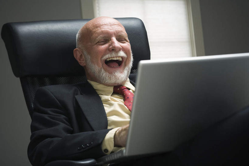 西方人,一个人,商务人士,商务男性,办公室,坐,笑,微笑,露齿笑,横图,室内,白天,正面,衬衫,电脑,笔记本电脑,窗户,家具,桌子,椅子,欧洲,欧洲人,仅一个男性,仅一个人,敲打,套装,网络,办公桌,墙,领带,注视,输入,通讯设备,玻璃窗,墙壁,墙面,白色,黑色,会议椅,打字,观察,看,张嘴,仅一个老年男性,观看,点击,一台,敲击,办公椅,察看,无线,象征,庄重,关注,通信设备,商务装,身份,无线网络,张大嘴巴,无线上网,便携式电脑,工薪阶层,办公家具,正式,地位,商务椅,培训椅,按键,手提电脑,老年男性,男人,男性,白种人,白领,上班族,张开嘴,坐着,半身,彩图,衬衣