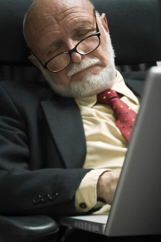 西方人,一个人,商务人士,商务男性,办公室,坐,闭眼,睡,竖图,室内,白天,正面,衬衫,电脑,笔记本电脑,家具,桌子,椅子,欧洲,欧洲人,仅一个男性,仅一个人,一副,套装,网络,眼镜,办公桌,墙,领带,通讯设备,墙壁,墙面,白色,黑色,会议椅,仅一个老年男性,老花镜,一台,办公椅,无线,象征,庄重,通信设备,商务装,身份,无线网络,无线上网,便携式电脑,工薪阶层,办公家具,正式,地位,商务椅,培训椅,远视眼镜,手提电脑,老年男性,男人,男性,白种人,白领,上班族,闭眼睛,闭着眼,闭着眼睛,困,困觉,寝息,睡觉,坐着,半身,彩图,衬衣