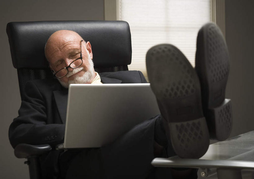 西方人,一个人,商务人士,商务男性,办公室,坐,闭眼,睡,横图,室内,白天,正面,鞋,衬衫,电脑,笔记本电脑,窗户,家具,桌子,鞋子,椅子,欧洲,欧洲人,仅一个男性,仅一个人,一副,一双,套装,网络,眼镜,办公桌,墙,领带,皮革,通讯设备,玻璃窗,墙壁,墙面,白色,黑色,会议椅,仅一个老年男性,老花镜,翘,一台,办公椅,无线,象征,庄重,通信设备,商务装,身份,无线网络,无线上网,便携式电脑,工薪阶层,办公家具,正式,地位,商务椅,培训椅,远视眼镜,手提电脑,老年男性,男人,男性,白种人,白领,上班族,闭眼睛,闭着眼,闭着眼睛,困,困觉,寝息,睡觉,坐着,半身,彩图,衬衣,皮鞋