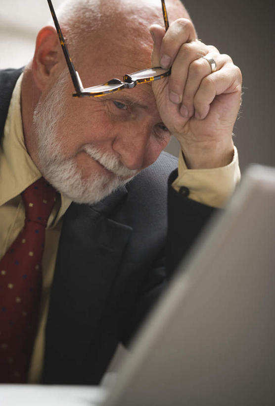 西方人,一个人,商务人士,商务男性,办公室,坐,竖图,室内,白天,正面,衬衫,电脑,笔记本电脑,窗户,家具,桌子,椅子,欧洲,欧洲人,仅一个男性,仅一个人,一副,握,套装,朦胧,模糊,网络,眼镜,办公桌,墙,领带,注视,通讯设备,玻璃窗,墙壁,墙面,白色,黑色,会议椅,观察,看,仅一个老年男性,握着,观看,老花镜,一台,办公椅,察看,无线,象征,庄重,关注,通信设备,商务装,身份,无线网络,无线上网,便携式电脑,工薪阶层,办公家具,正式,地位,商务椅,培训椅,远视眼镜,手提电脑,老年男性,男人,男性,白种人,白领,上班族,坐着,半身,彩图,衬衣