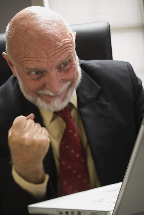 西方人,拳,一个人,商务人士,商务男性,办公室,坐,笑,微笑,竖图,室内,白天,正面,衬衫,电脑,笔记本电脑,窗户,家具,桌子,椅子,欧洲,欧洲人,仅一个男性,仅一个人,握,套装,朦胧,模糊,网络,办公桌,墙,领带,注视,鼓励,通讯设备,玻璃窗,墙壁,墙面,白色,黑色,会议椅,观察,加油,看,仅一个老年男性,打气,握着,观看,一台,办公椅,察看,无线,象征,庄重,关注,鼓舞,通信设备,商务装,身份,无线网络,无线上网,便携式电脑,工薪阶层,办公家具,正式,地位,商务椅,培训椅,手提电脑,老年男性,男人,男性,白种人,拳头,白领,上班族,坐着,半身,彩图,衬衣