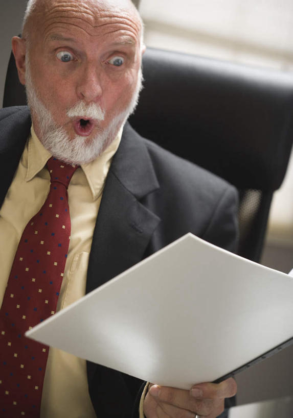 西方人,一个人,商务人士,商务男性,坐,竖图,室内,白天,正面,衬衫,窗户,椅子,欧洲,欧洲人,仅一个男性,仅一个人,握,套装,惊讶,材料,档案,文件,墙,领带,注视,玻璃窗,墙壁,墙面,白色,黑色,会议椅,资料,观察,看,张嘴,仅一个老年男性,握着,观看,惊奇,一份,办公椅,察看,象征,庄重,关注,文档,商务装,身份,张大嘴巴,工薪阶层,正式,地位,商务椅,培训椅,诧异,老年男性,男人,男性,白种人,白领,上班族,张开嘴,坐着,半身,彩图,衬衣