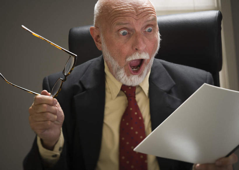 西方人,一个人,商务人士,商务男性,坐,横图,室内,白天,正面,衬衫,窗户,椅子,欧洲,欧洲人,仅一个男性,仅一个人,一副,握,套装,惊讶,材料,档案,文件,眼镜,墙,领带,注视,玻璃窗,墙壁,墙面,白色,黑色,会议椅,资料,观察,看,张嘴,仅一个老年男性,握着,观看,老花镜,惊奇,一份,办公椅,察看,象征,庄重,关注,文档,商务装,身份,张大嘴巴,工薪阶层,正式,地位,商务椅,培训椅,诧异,远视眼镜,老年男性,男人,男性,白种人,白领,上班族,张开嘴,坐着,半身,彩图,衬衣