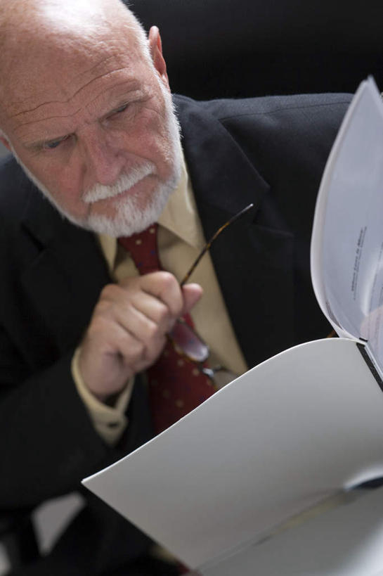 西方人,一个人,商务人士,商务男性,坐,竖图,俯视,室内,白天,衬衫,窗户,椅子,欧洲,欧洲人,仅一个男性,仅一个人,一副,握,咬,套装,材料,档案,文件,眼镜,墙,领带,注视,玻璃窗,墙壁,墙面,白色,黑色,会议椅,资料,观察,看,仅一个老年男性,思考,握着,观看,老花镜,一份,办公椅,咬着,察看,象征,庄重,关注,文档,商务装,身份,工薪阶层,正式,地位,商务椅,培训椅,思虑,远视眼镜,老年男性,男人,男性,白种人,白领,上班族,坐着,半身,彩图,高角度拍摄,衬衣