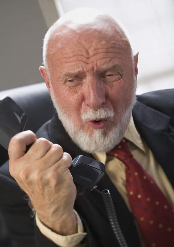 西方人,手,一个人,商务人士,商务男性,办公室,坐,打电话,捏,竖图,室内,白天,正面,衬衫,窗户,家具,桌子,电话,椅子,欧洲,欧洲人,仅一个男性,仅一个人,握,用力,套装,办公桌,墙,领带,捏着,注视,通讯设备,玻璃窗,墙壁,墙面,白色,黑色,话筒,会议椅,观察,看,仅一个老年男性,手部,电话线,握着,观看,单手,办公椅,察看,固定电话,象征,庄重,关注,使劲,商务装,身份,工薪阶层,办公家具,正式,地位,商务椅,培训椅,交流,老年男性,男人,男性,白种人,白领,上班族,电话机,沟通,通话,坐着,半身,彩图,衬衣