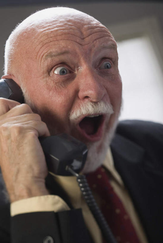 西方人,脸,头,脸颊,手,胡须,秃头,一个人,商务人士,商务男性,坐,打电话,竖图,室内,特写,白天,正面,衬衫,窗户,电话,欧洲,欧洲人,仅一个男性,仅一个人,握,套装,惊讶,朦胧,模糊,墙,领带,注视,通讯设备,肩膀,玻璃窗,墙壁,墙面,一个,白色,话筒,观察,看,张嘴,仅一个老年男性,手部,电话线,握着,单个,观看,单手,惊奇,察看,固定电话,象征,庄重,关注,商务装,身份,张大嘴巴,工薪阶层,正式,地位,交流,老年男性,男人,男性,白种人,头部,光头,胡子,络腮胡,无发,脸部,脸蛋,面部,白领,上班族,电话机,张开嘴,沟通,通话,坐着,半身,彩图,衬衣