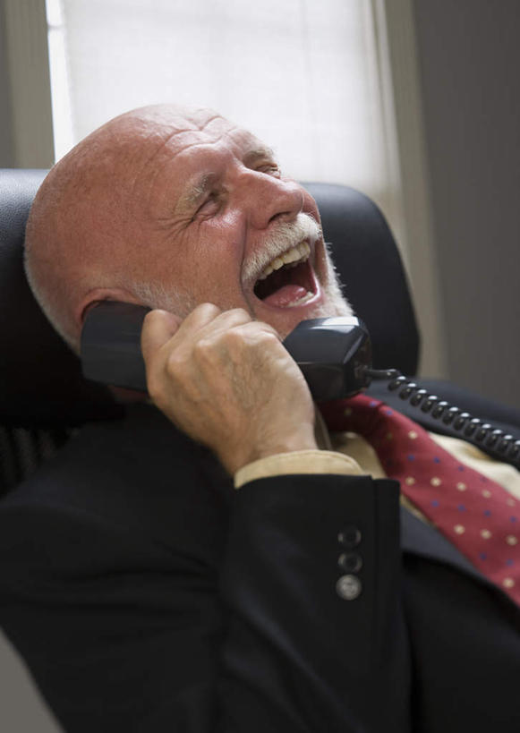 西方人,手,一个人,商务人士,商务男性,坐,笑,打电话,微笑,露齿笑,竖图,室内,白天,侧面,衬衫,窗户,电话,椅子,欧洲,欧洲人,仅一个男性,仅一个人,握,套装,朦胧,模糊,墙,领带,注视,通讯设备,玻璃窗,墙壁,墙面,白色,黑色,话筒,会议椅,观察,看,张嘴,仅一个老年男性,手部,电话线,握着,观看,单手,办公椅,察看,固定电话,象征,庄重,关注,商务装,身份,张大嘴巴,工薪阶层,正式,地位,商务椅,培训椅,交流,老年男性,男人,男性,白种人,白领,上班族,电话机,张开嘴,沟通,通话,坐着,半身,彩图,衬衣