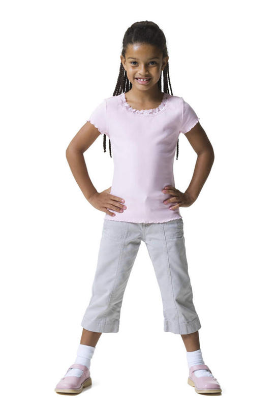 西方人,儿童,一个人,站,笑,微笑,露齿笑,竖图,室内,白天,白色背景,正面,纯洁,欧洲,非洲,黑人,欧洲人,仅一个女性,仅一个人,服装,注视,休闲装,手叉腰,小孩,衣服,叉腰,观察,看,站着,仅一个小孩,休闲,休闲服,可爱,童年,童趣,摄影,服饰,影棚,观看,察看,双手叉腰,关注,童真,烂漫,无邪,天真,女孩,女人,女性,非洲人,孩子,站立,彩图,全身,影棚拍摄,拍摄,女生