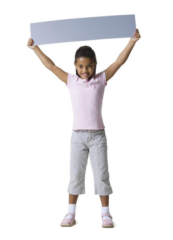 西方人,儿童,一个人,站,举,笑,微笑,露齿笑,竖图,室内,白天,白色背景,正面,纯洁,指示牌,欧洲,非洲,黑人,欧洲人,仅一个女性,仅一个人,服装,标志,广告牌,注视,休闲装,标识,小孩,衣服,观察,看,托,站着,仅一个小孩,休闲,休闲服,可爱,童年,童趣,摄影,服饰,影棚,观看,察看,关注,童真,烂漫,无邪,天真,女孩,女人,女性,非洲人,孩子,举起,举手,举着,向上举,向上伸,向上托,站立,彩图,全身,影棚拍摄,拍摄,女生