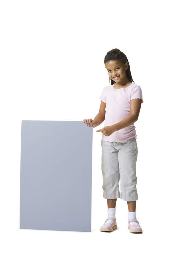 西方人,儿童,一个人,站,笑,微笑,露齿笑,竖图,室内,白天,白色背景,正面,纯洁,指示牌,欧洲,非洲,黑人,欧洲人,仅一个女性,仅一个人,服装,标志,广告牌,注视,休闲装,标识,小孩,衣服,观察,看,站着,仅一个小孩,休闲,休闲服,可爱,童年,童趣,搭,摄影,服饰,影棚,观看,察看,搭着,关注,童真,烂漫,无邪,天真,女孩,女人,女性,非洲人,孩子,站立,彩图,全身,影棚拍摄,拍摄,女生