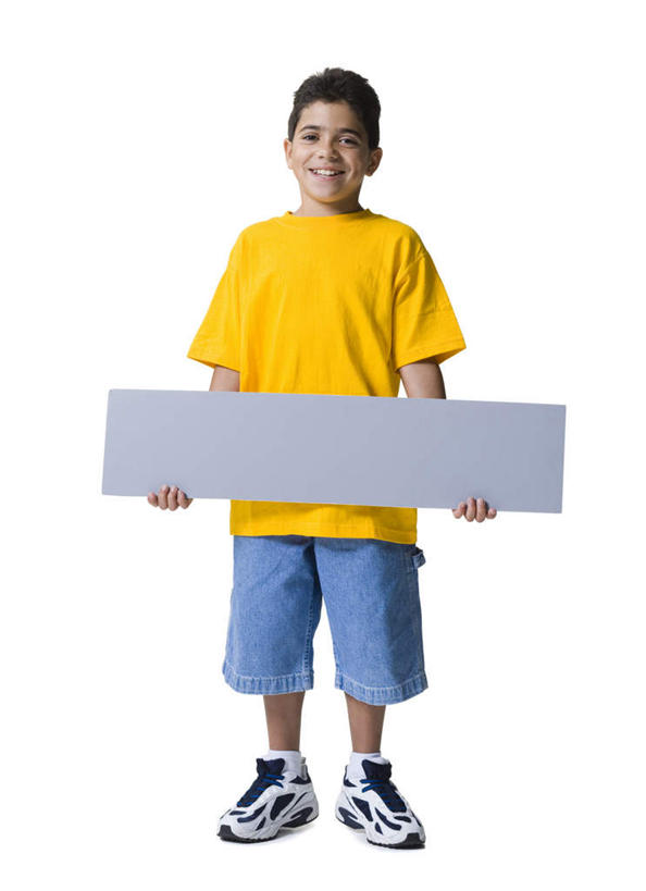 西方人,儿童,一个人,站,笑,微笑,露齿笑,竖图,室内,白天,白色背景,正面,运动服,运动鞋,纯洁,指示牌,鞋子,欧洲,欧洲人,仅一个男性,仅一个人,一双,握,服装,标志,广告牌,注视,标识,小孩,衣服,观察,看,站着,仅一个小孩,可爱,童年,童趣,握着,摄影,服饰,影棚,观看,休闲鞋,察看,衣着,穿着,关注,童真,烂漫,无邪,衣饰,天真,男孩,男人,男性,白种人,孩子,站立,彩图,全身,影棚拍摄,拍摄,男生,运动装