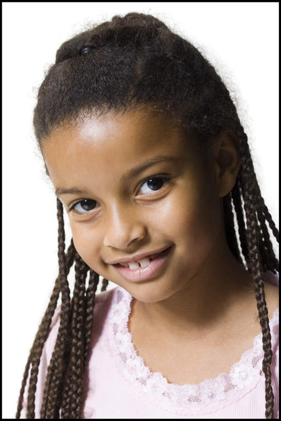 西方人,儿童,脸,头,脸颊,头发,一个人,笑,微笑,露齿笑,竖图,室内,特写,白天,白色背景,正面,纯洁,欧洲,非洲,黑人,欧洲人,仅一个女性,仅一个人,服装,注视,休闲装,肩膀,小孩,衣服,黑色,观察,看,仅一个小孩,休闲,休闲服,可爱,童年,童趣,摄影,服饰,影棚,观看,察看,关注,童真,烂漫,无邪,天真,女孩,女人,女性,非洲人,孩子,头部,长发,直发,脸部,脸蛋,面部,半身,彩图,影棚拍摄,拍摄,女生
