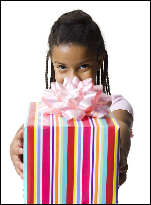 西方人,儿童,一个人,站,捧,竖图,室内,白天,白色背景,正面,纯洁,礼盒,礼物,欧洲,非洲,黑人,欧洲人,仅一个女性,仅一个人,服装,丝绸,丝带,纸盒,缎带,注视,休闲装,绸带,盒子,一个,小孩,衣服,包装盒,礼品盒,观察,看,站着,仅一个小孩,休闲,休闲服,可爱,童年,童趣,遮,遮掩,摄影,服饰,礼品,影棚,单个,观看,察看,掩盖,遮挡,关注,童真,烂漫,无邪,遮盖,掩饰,天真,女孩,女人,女性,非洲人,孩子,端,端着,捧着,手捧,站立,半身,彩图,影棚拍摄,拍摄,女生