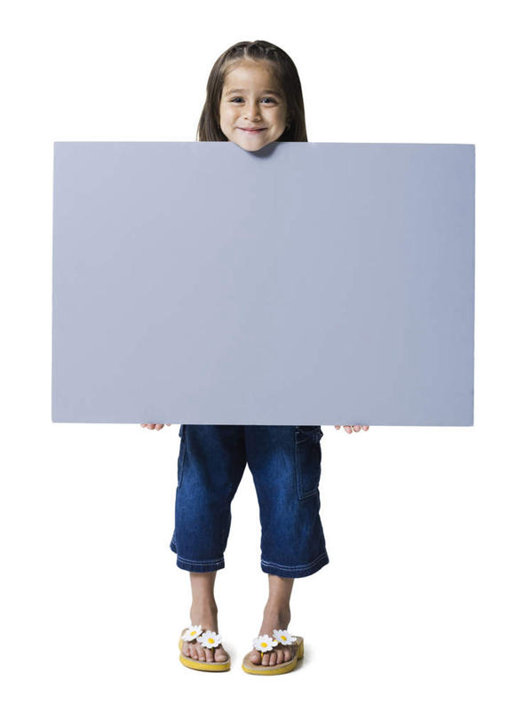 西方人,儿童,一个人,站,捧,笑,微笑,露齿笑,竖图,室内,白天,白色背景,正面,纯洁,指示牌,欧洲,欧洲人,仅一个女性,仅一个人,服装,标志,广告牌,注视,休闲装,标识,小孩,衣服,观察,看,站着,仅一个小孩,休闲,休闲服,可爱,童年,童趣,摄影,服饰,影棚,观看,察看,关注,童真,烂漫,无邪,天真,女孩,女人,女性,白种人,孩子,端,端着,捧着,手捧,站立,彩图,全身,影棚拍摄,拍摄,女生