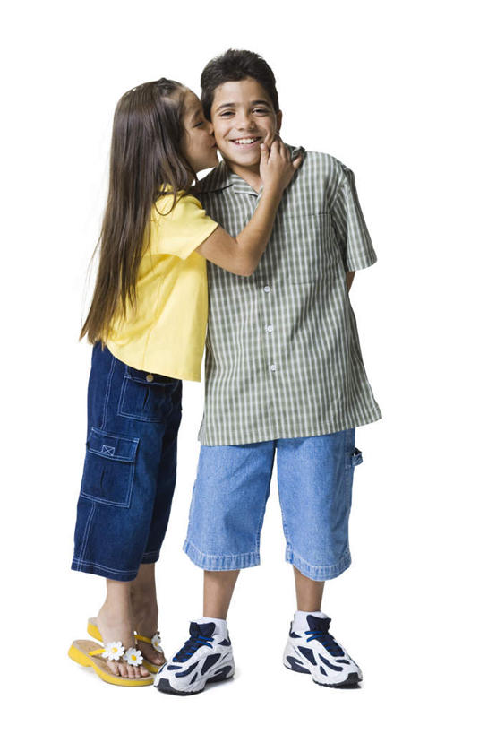 西方人,儿童,两个人,伙伴,朋友,站,抱,笑,微笑,露齿笑,竖图,室内,白天,白色背景,正面,友谊,纯洁,欧洲,欧洲人,服装,注视,休闲装,小孩,衣服,观察,看,站着,休闲,休闲服,可爱,童年,童趣,摄影,服饰,影棚,抱着,观看,察看,搂着,关注,私语,密语,耳语,童真,烂漫,无邪,天真,友情,男孩,男人,男性,女孩,女人,女性,白种人,搂,搂抱,站立,彩图,全身,影棚拍摄,拍摄,男生,女生