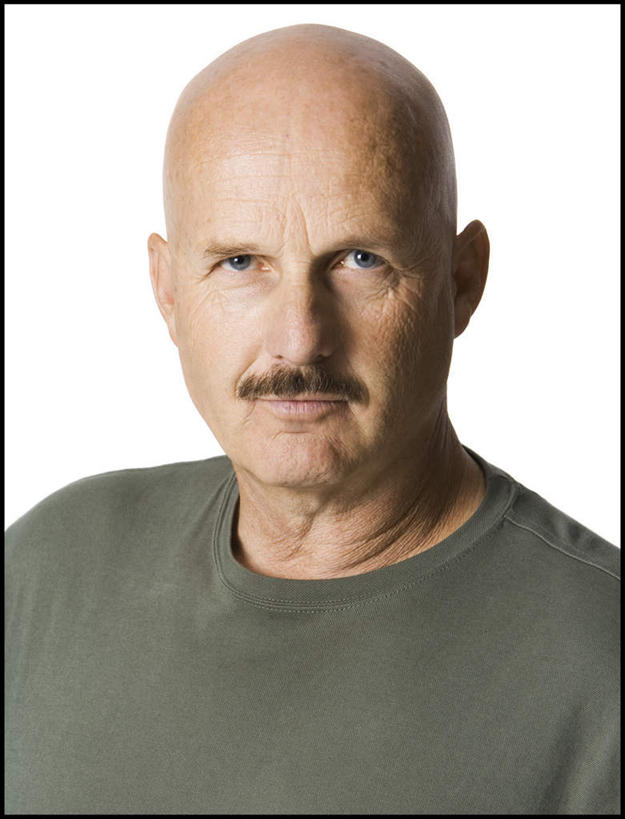 西方人,脸,头,脸颊,胡须,秃头,一个人,竖图,室内,特写,白天,白色背景,正面,欧洲,欧洲人,仅一个男性,仅一个人,仅一个中年男性,服装,注视,休闲装,肩膀,衣服,观察,看,休闲,休闲服,摄影,服饰,影棚,观看,察看,关注,男人,男性,中年男性,白种人,头部,光头,胡子,无发,小胡子,脸部,脸蛋,面部,半身,彩图,影棚拍摄,拍摄